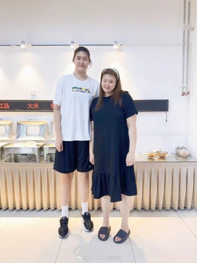  山西女籃劉禹彤曬與張子宇合影：期待未來(lái)的道路一起努力吧！